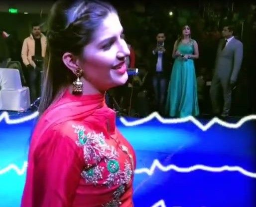 Haryanvi Hot Dancer Sapna Choudhary Once Again Flaunts Her Sexy Thumkas