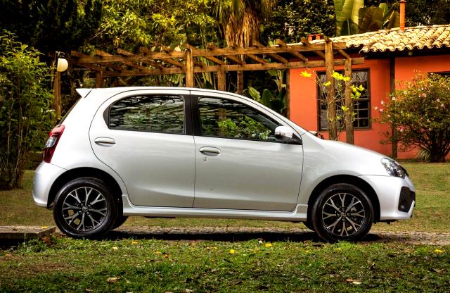 2016 Toyota Etios Liva facelift vs Maruti Suzuki Swift: Price, Features ...