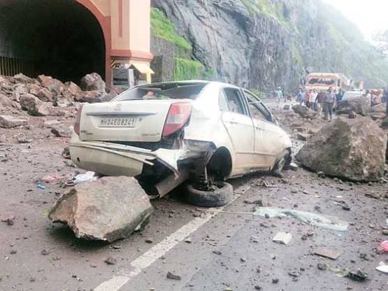 Landslide on Mumbai-Pune Expressway kills 2 and injures 3 others Landslide on Mumbai-Pune Expressway kills 2 and injures 3 others
