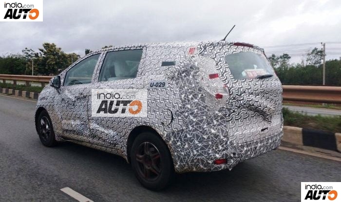 Mahindra U321 MPV Spied Testing - Rear Profile