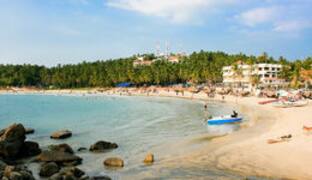 The Kovalam beach is a renowned beach with three adjacent beaches. It is ideal for sea bathing due to a bay created by a rocky peninsula. There are also several places to get herbal body massages and attend cultural programmes here.
