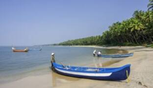 The Cherai beach is 10kms long beach located in the north of Vypin island. This panoramic beach is the longest beach in Kochi cocooned by coconut and palm trees. The beach is just 25 kms from Kochin and around 30 kms from the Kochin International Airport.