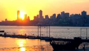 The Girgaon Chowpatty is one of the places people enjoy watching the sunset from!