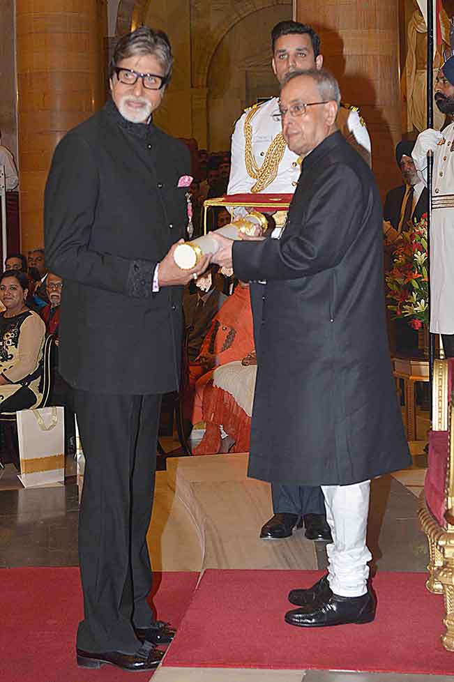 Amitabh Bachchan Conferred Padma Vibhushan, Entire Family Attends The ...