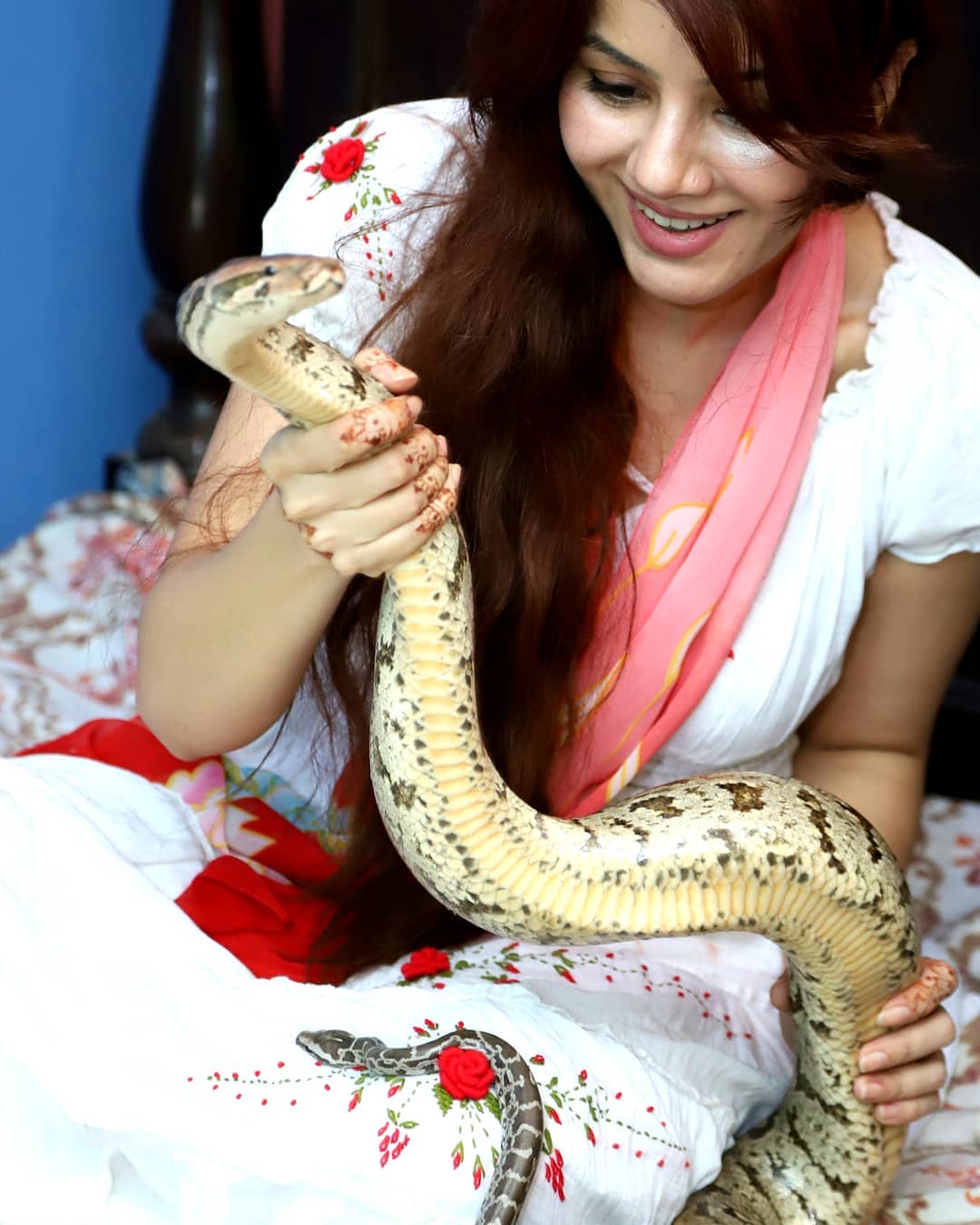 Pakistan Chachi Rabi अपने बेड पर सांपों-मगरमच्छों के साथ खेलती है ये पाकिस्तानी पॉप सिंगर ...