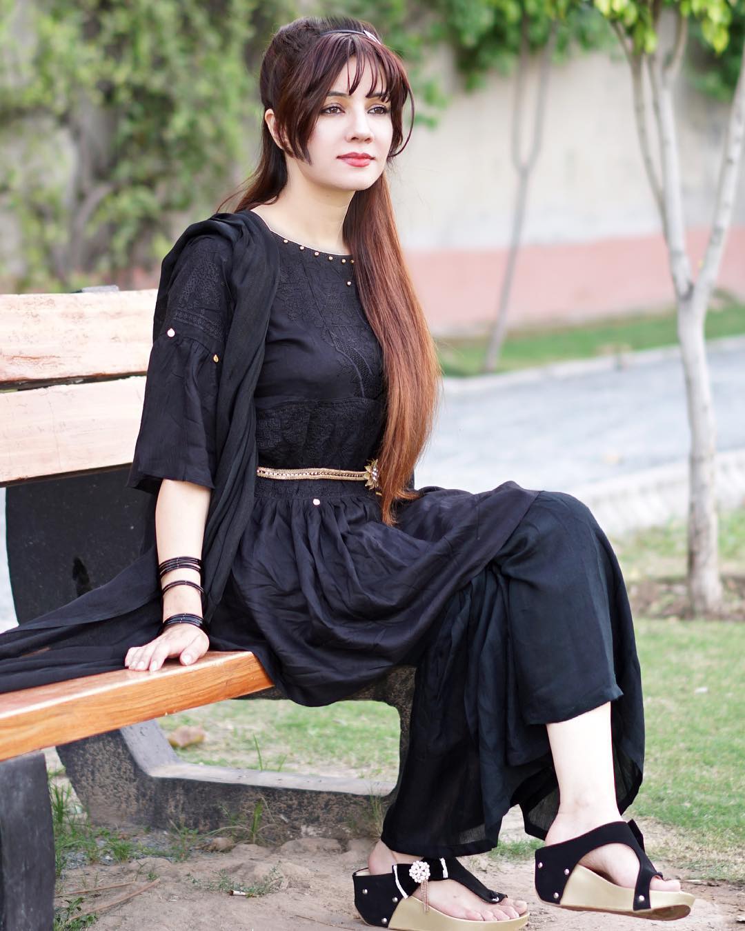 Pakistan Chachi Rabi अपने बेड पर सांपों-मगरमच्छों के साथ खेलती है ये पाकिस्तानी पॉप सिंगर ...