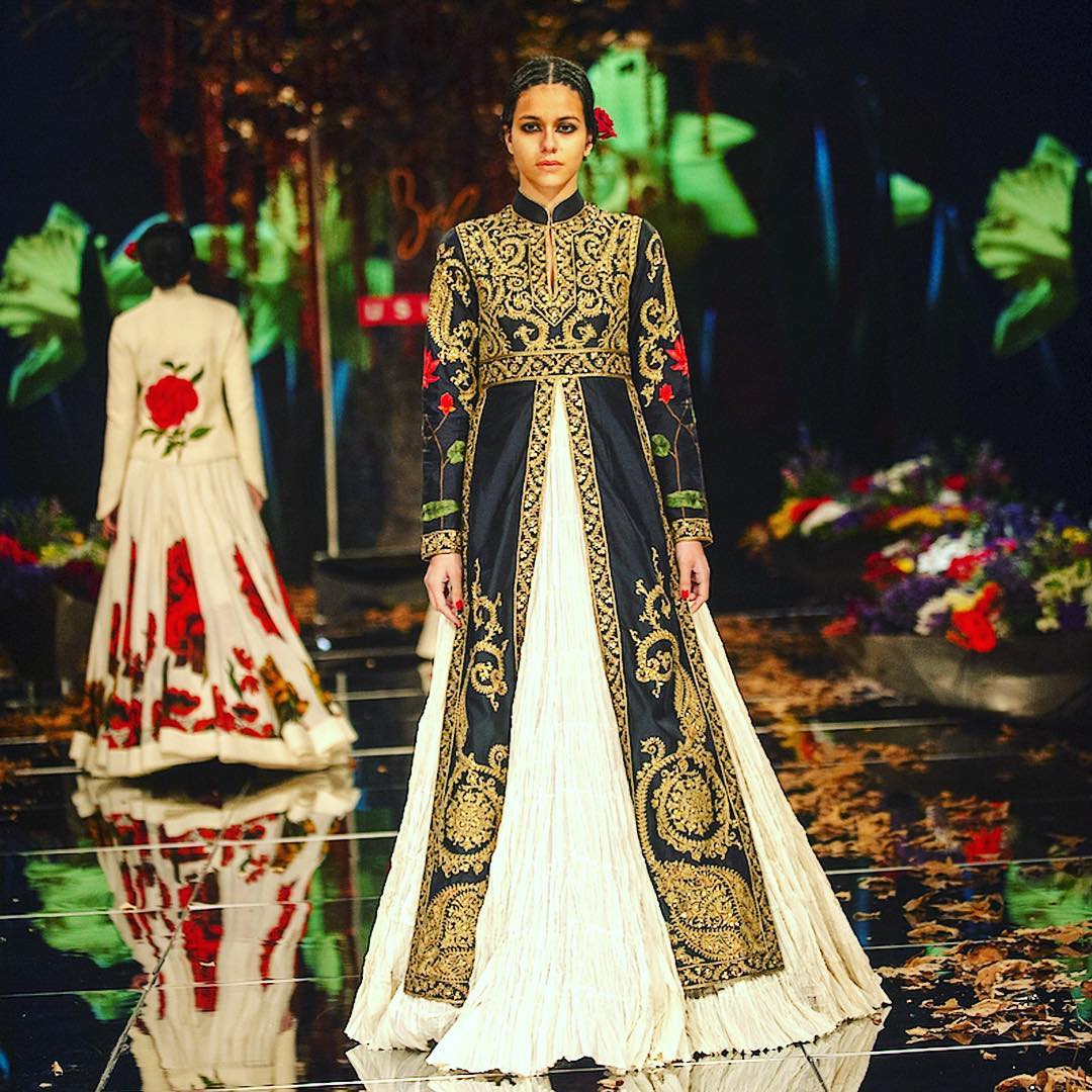 Rohit Bal Designer Dress Collection: सब्यसाची से कम नहीं हैं रोहित बल की ये  डिजाइनर Dresses, शादी सीजन के लिए है खास