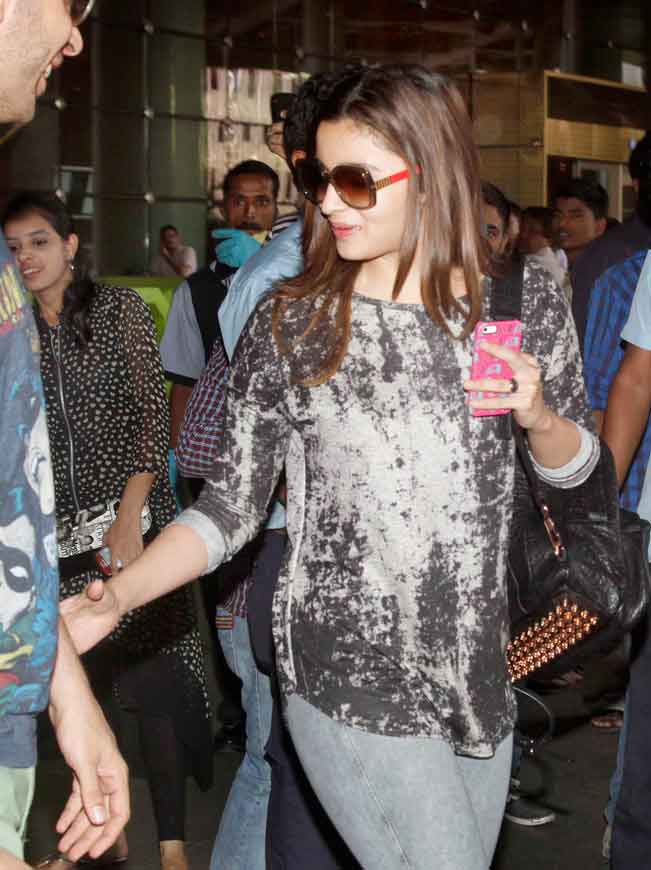 Shahid Kapoor And Alia Bhatt Spotted At The Mumbai Airport After Their Shandaar Shoot In London
