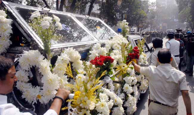 Legendary-actress-Suchitra-Sens-body-is-taken-away-from-a-hospital-in-Kolkata