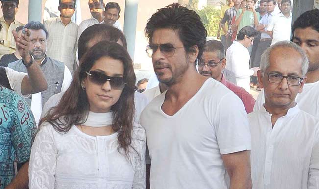 Shahrukh-Khan-with-Juhi-Chawla-at-her-brother-Bobby-Chawlas-funeral-3