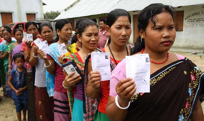 Voters-standing-in-a-queue-04