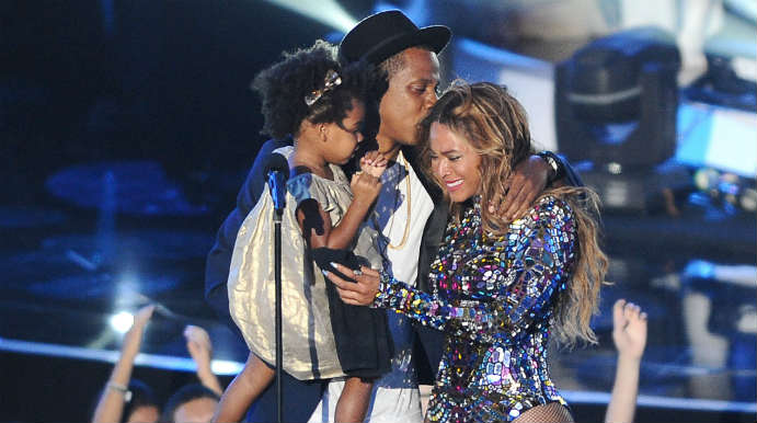 Beyonce Shares A Kiss With Jay Z On Mtv Video Music Awards