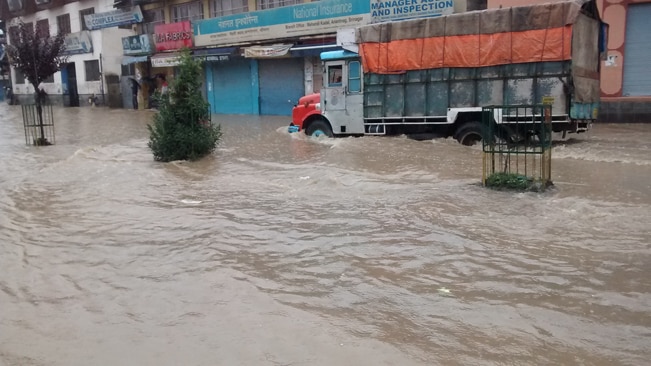 Kashmir landslide: 14 killed in Rajouri, thousands flee homes in flood ...