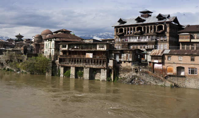Jammu and Kashmir floods:Hundreds flee as flood inundates Valley Jammu and Kashmir floods:Hundreds flee as flood inundates Valley