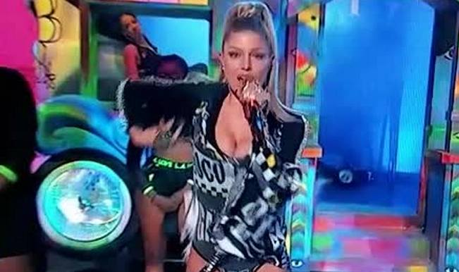 Fergie Suffers Wardrobe Malfunction At American Music Awards 2014