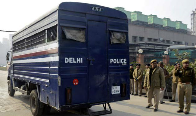 Car kills two Delhi policemen during checking - Car kills two delhi  policemen during checking - Latest News & Updates in Hindi at India.com  Hindi