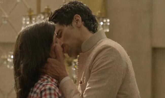 Sunny Leone Kiss Sex - Top 10 hottest kisses of 2014: Sunny Leone, Alia Bhatt or Katrina Kaif â€“  who delivered the sexy hot smooch? | India.com