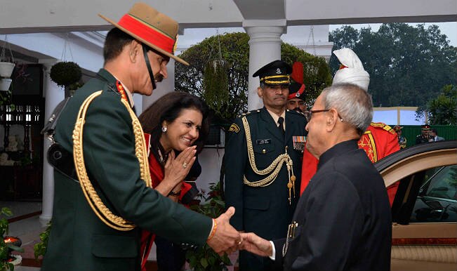Pranab Mukherjee being welcomed at the Army House by Chief of Army Staff General Dalbir Singh Suhag and his wife Namita Suhag for Army Day reception in New Delhi