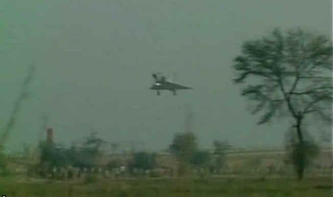 Indian air force successfully lands fighter jet on yamuna expressway (watch video)