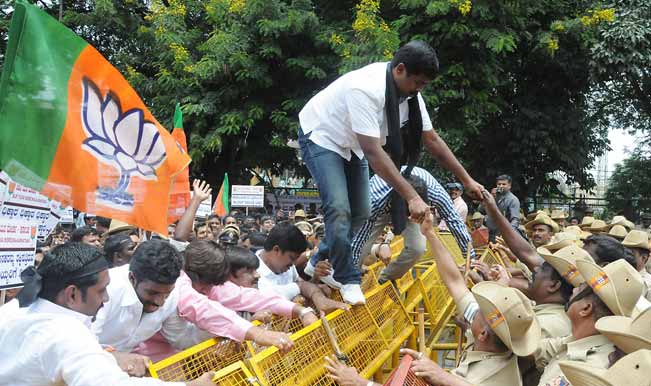 BJP Stages Protests Outside Delhi Jal Board Offices | India.com