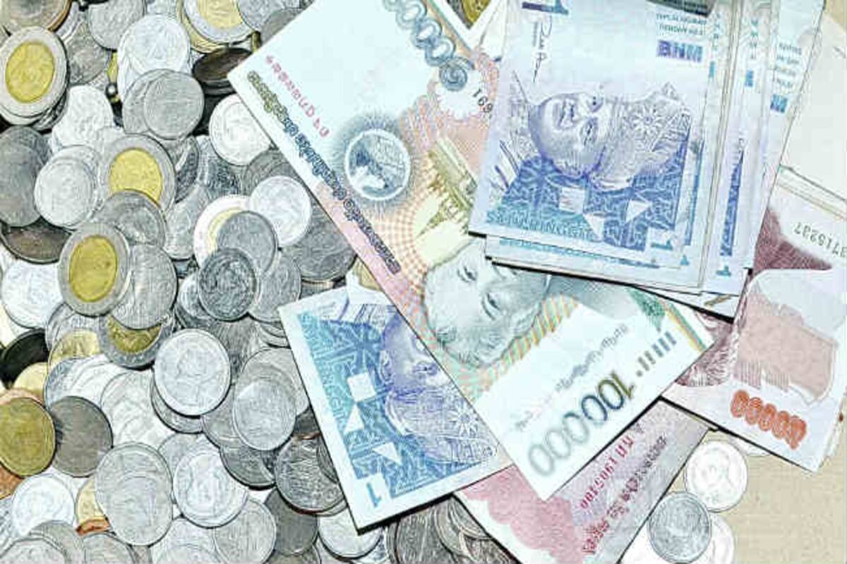 Inr To Rupee Forex Rates Today Rupee Declines 4 Paise Against Dollar In Early Trade India Com