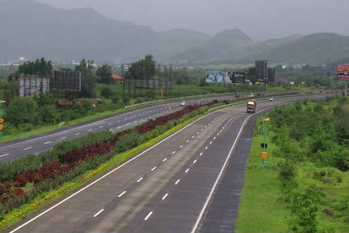 3 Youngsters Dead 2 Injured In An Accident On Mumbai Pune Expressway India Com The traffic moving from mumbai towards pune will be shut in the afternoon from 12 to 2 pm. an accident on mumbai pune expressway