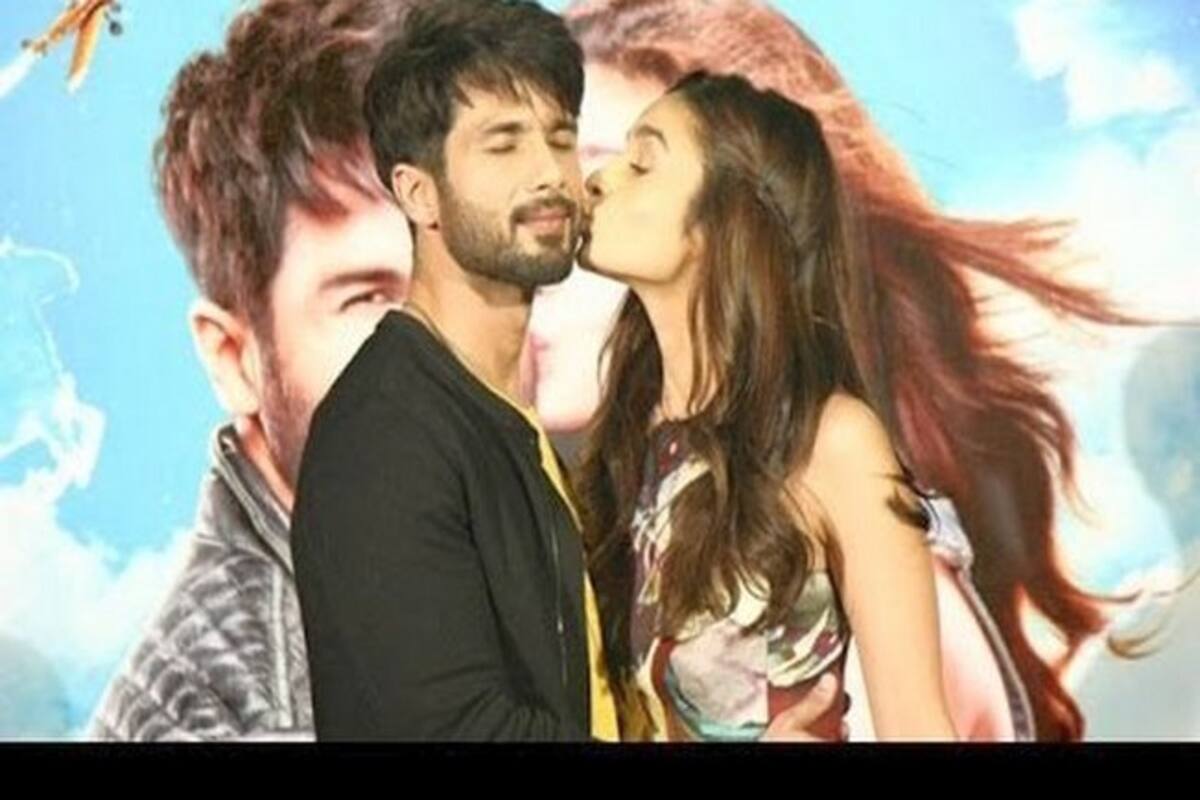 Shaandaar trailer launch: Alia Bhatt kisses Shahid Kapoor, protects him  from the media! (Watch video) | India.com