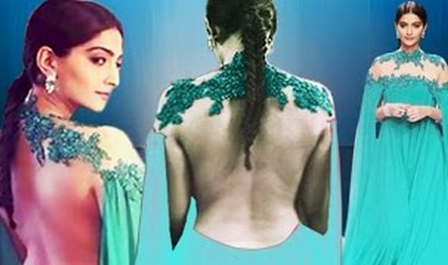 Iijw 2015 Sonam Kapoor Goes Backless In Emerald Green Dress Watch Video Buzz News