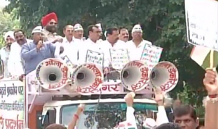 Delhi dengue scare: congress protests outside arvind kejriwal’s residence