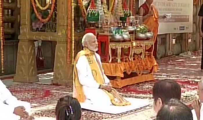 Narendra Modi Reaches Bodhgaya Prays At Mahabodhi Temple India