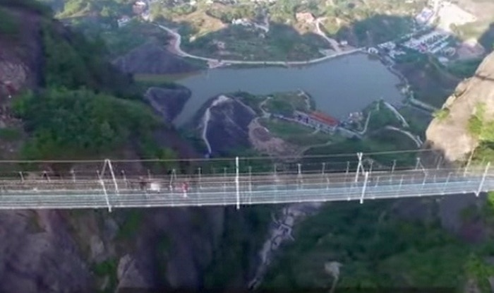 This Glass-Bottomed Bridge in China is drawing the daring crowd! (Watch ...