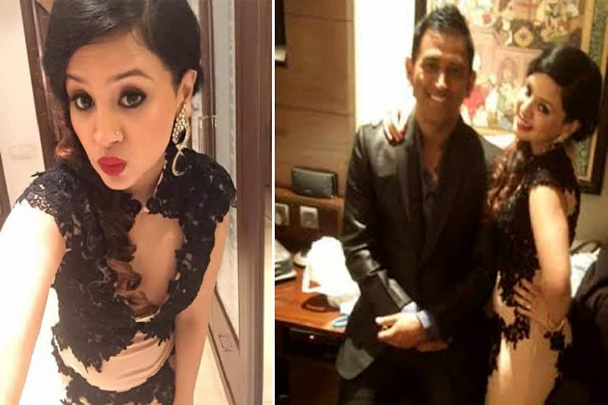 Ms Dhoni Vs Sakshi Sex - MS Dhoni's wife Sakshi shows off sexy avatar in Harbhajan Singh wedding  reception! See Pictures | India.com