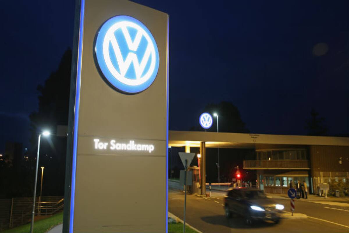 Volkswagen Sinks Deeper Into Mire Of Emissions Cheating Scandal Share Prices Go Down India Com