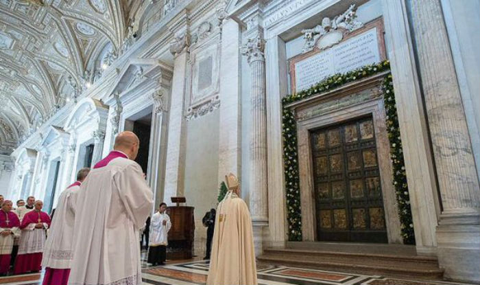 Pope Francis Opens The Holy Door To Catholic Jubilee | India.com