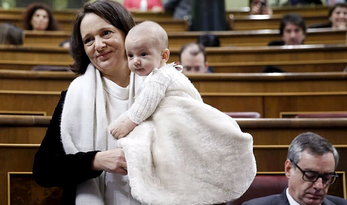 Spanish MP Carolina Bescansa in controversy for breastfeeding 5-month