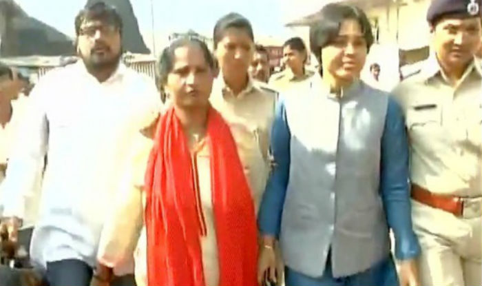 Sunilshetty Ki Beti Sex Hd - Activist Trupti Desai detained by police for offering prayers at  Trimbakeshwar Temple | India.com