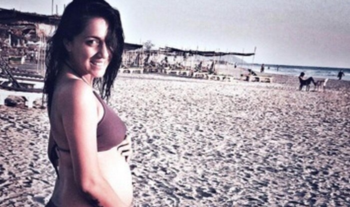 Actress Shveta Salve flaunts baby bump in bikini at Goa beach! See  pictures!