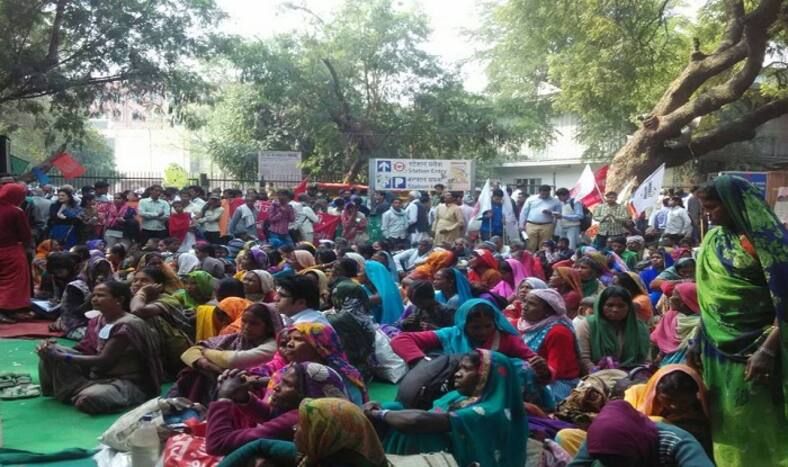 Bengaluru Drought Hit Karnataka Farmers Stage Massive Protest Demand Relief Measures From