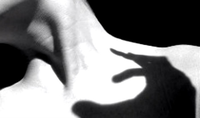 30 Yr Old Married Woman Found Strangled To Death In Delhi India Com