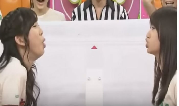 Japanese Game Show 2 Girls 1 Cockroach In A Bizarre जापान में दो लड़कियों का गेम वायरल हुआ