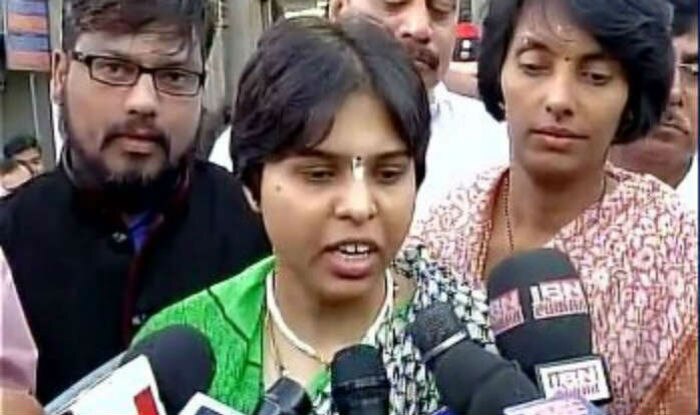 Trupti Desai enters Haji Ali Dargah, skips core area | India.com