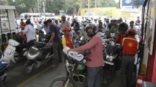 Karnataka: Motorists Will be Denied Petrol For Not Wearing Helmet in Kalaburagi Karnataka: Motorists Will be Denied Petrol For Not Wearing Helmet in Kalaburagi