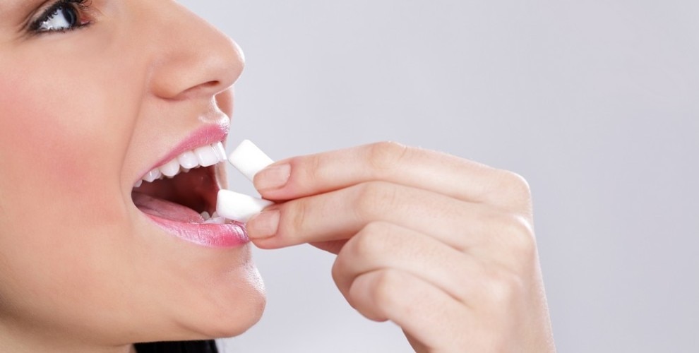 Chewing Gum Ke Nuksan गलती से भी ना निगलें च्यूइंगम, काम करना बंद कर