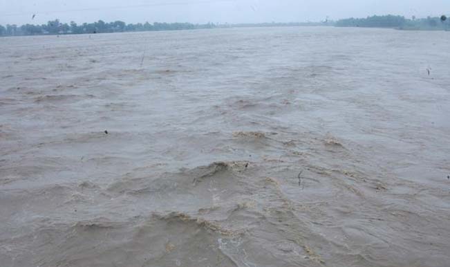 बिहार में खतरे के निशान के ऊपर बह रहीं कई नदियां, बाढ़ आने की बढ़ी संभावना