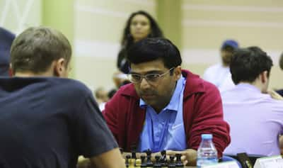 Viswanathan Anand draws with Hikaru Nakamura to stay in joint lead