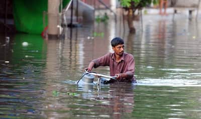 Flood-like situation and heavy rain in UP and MP | उत्तर प्रदेश के कई  इलाकों में बाढ़ जैसे हालात, मध्यप्रदेश में भी भारी बारिश - Latest News &  Updates in Hindi at