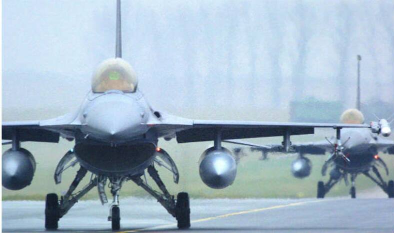 Independence Day celebrations: Pakistan fighter jet shown flying with ...