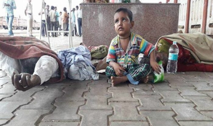 Child kept playing around parents bodies at railway station in Karnataka, even police couldn't hold their tears | India.com