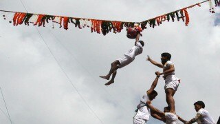 Supreme court rule flouted by dahi handi organisers | कृष्ण जन्माष्टमी पर ऊंची दही हांडी नहीं बंधने के सुप्रीम कोर्ट के फैसले पर नहीं हुआ अमल Supreme court rule flouted by dahi handi organisers | कृष्ण जन्माष्टमी पर ऊंची दही हांडी नहीं बंधने के सुप्रीम कोर्ट के फैसले पर नहीं हुआ अमल
