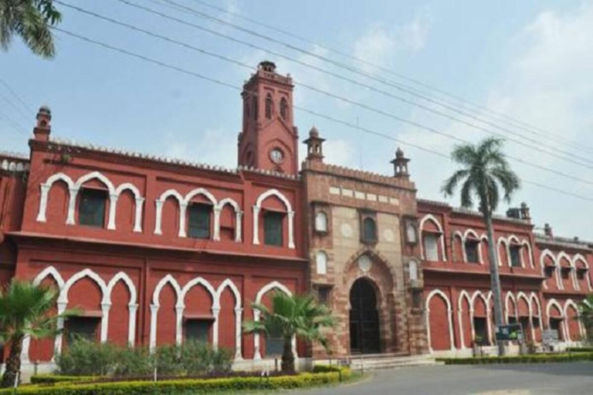 1200px x 800px - Supreme Court refers to Seven-Judge Bench Issue of Determining Correctness  of Minority Status to Aligarh Muslim University | India.com
